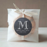 エレガントモダンChalkboard Monogram Favor Label ラウンドシール<br><div class="desc">お洒落chalkboardテクスチフェイクャで印刷された背景とカスタムのウェディングモノグラム、名前と日付を持つミニマモダンリストのタイポグラフィデザインとクール。クリックカスタマイズは、自分の文字や写真を追加するための「IT」。カスタマイズフォントと色は自分のデザインの種類のステッユニークカーとラベル！</div>