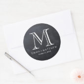 エレガントモダンChalkboard Monogram Favor Label ラウンドシール (封筒)