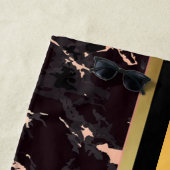 エレガントモノグラムのモダン大理石ブラック金ゴールド ビーチタオル (インサイチュ)