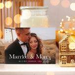 エレガントユニーク文字 | 2枚の写真結婚したとメリー シーズンカード<br><div class="desc">これらの美しい新婚クリスマスカードエレガントは上品で、ファンシーファッショナブルな白いタイポグラフィと共に「結婚した&メリー」とユニーク言う。 あなたの写真の二つお気に入りのの余地結婚があり、背中にあなたの個人的な休暇メッセージのための場所がある。</div>