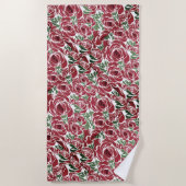 エレガントヴィンテージバラパターン – 赤と緑のフローラ ビーチタオル (正面)