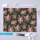 エレガントヴィンテージピンクのバラ – 黒の背景 薄葉紙 (クラフト)