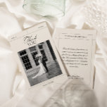 エレガントヴィンテージブラック&ホワイト結婚の写真 サンキューカード<br><div class="desc">MIAコレクションのBlack & Whiteのエレガントヴィンテージサンキューカードで結婚、感謝のスタイルを活用。このクラシックカードは、忘れられない瞬間の美しいをキャプチャし表現て、スタイルで感謝していお使いいただけます。大切な写真でパーソナライズ結婚し、感傷的なtouchを自分のジェスチャーに追加す感謝している。白黒デザインはMIA結婚式招待状コレクションと完璧に調和し、タイムレスな魅力を提供。</div>