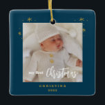 エレガント両面自分の初めてのクリスマスベビーの写真 セラミックオーナメント<br><div class="desc">白いシンプルフェスティバル休日のスクリプトと金ゴールドトーンでゴージャスこの両面ベビーの写真と私の初めてのクリスマス。写真、名前、年を1回だけ置き換えると、自動的に背中が複製される。今楽しむシーズン!</div>