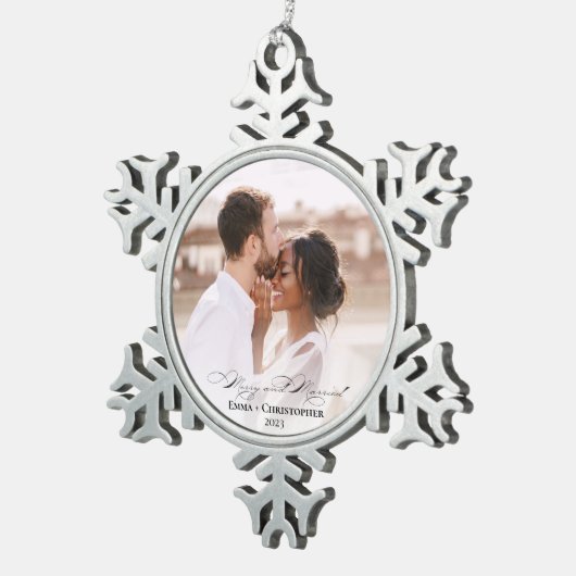 エレガント写真メリークリスモダン&結婚した スノーフレークピューターオーナメント (右)
