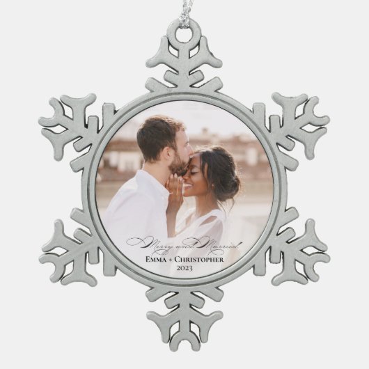エレガント写真メリークリスモダン&結婚した スノーフレークピューターオーナメント (正面)