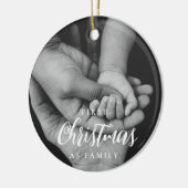 エレガント初めてのクリスマスを家族写真として セラミックオーナメント (左)