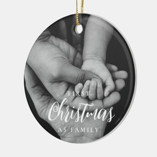 エレガント初めてのクリスマスを家族写真として セラミックオーナメント (左)