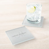 エレガント名字モノグラムと薄いグレーストライプの文字 ガラスコースター (アングル)