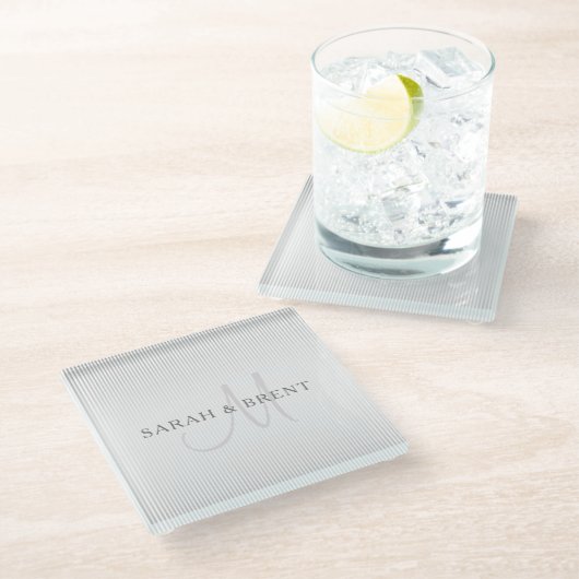 エレガント名字モノグラムと薄いグレーストライプの文字 ガラスコースター (アングル)