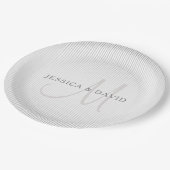 エレガント名字モノグラムと薄いグレーストライプの文字 ペーパープレート (アングル)