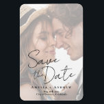 エレガント婚約フォトスク結婚リプト マグネット<br><div class="desc">こモダンのウェディングミニマル日付カードを保存するスクリプトの前エレガント面を特徴とする。黒遊白のタイポグラフィデザインのシンプルさ。背面には、お客様のウェブサイト情報結婚と、お客様がスキャンできるQRコードを追加できる。清潔で優雅さを味わうカップルに最適モダンだ。特別なデザインが必要な場感じ合は、choosehappystudio@yahoo.comに電子メールで直接touchを受け取る</div>