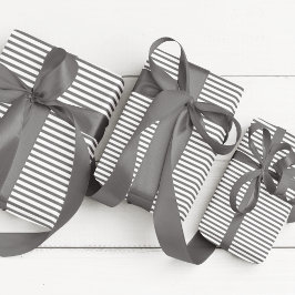 エレガント濃い灰色と白の薄いストライプ ラッピングペーパー