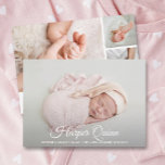 エレガント生まれたばかりのPhoto Collage Birth Announcement<br><div class="desc">エレガントに甘い出産の発表は白いシックなレタリングで生まれたばかりのあなたの写真、ベビーの名前と誕生の統計を特徴とする。写真のコラージュと親の名前。**ヒント：簡単配置のためにアップロードする前に、背面の2つの正方形の写真のサイズを変更したい場合がある。写真独身のデザインなど私たちの店で。</div>