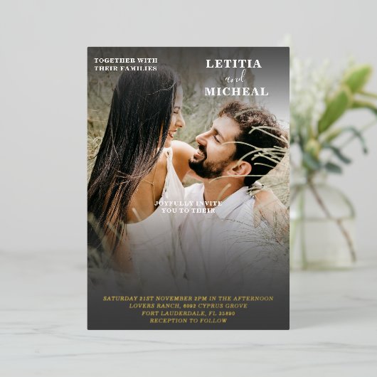 エレガント白黒と金ゴールドフォト結婚のフォイルInv 箔招待状 (立ち正面)