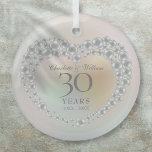 エレガント真珠30周年結婚記念 ガラスオーナメント<br><div class="desc">美しい真珠をモチーフにしたシックな30周年結婚記念品は、真珠の背景にパーソナライズされた特別な真珠の記念日の情報を載せることができる。Thisisnomeによる設計©</div>