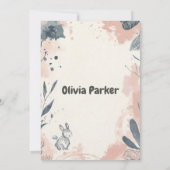 エレガント石板グレーと赤面ピンクの水色ベビー 招待状 (裏面)