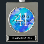 エレガント第41回ブルー・トパ結婚ス記念日 シルバープレートバナーオーナメント<br><div class="desc">記念祝的バナ結婚ーオーナメント41th blue topazの記念日！黒白レタリングエレガントと六角紙吹雪をセルリアンブルー背景に加え、この特別な機会と特別なマイルストーンのための思い出に残るtouchを追加。カップルの名前、結婚年月日、祝辞メッセージでパーソナライズ。デザイン© W.H.シム。詳細については、zazzle.com/expressionsoccasionsを参照</div>