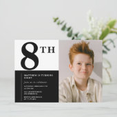 エレガント第8回誕生日の招待ブラックシックモダン 招待状 (スタンド正面)