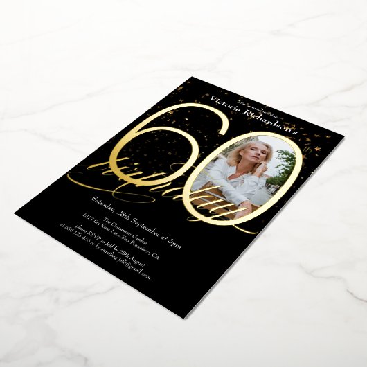 エレガント紙吹雪フォトブラック金ゴールド60誕生日 箔招待状 (回転した状態)