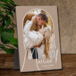 エレガント結婚Arch Photo Beige フォトプラーク<br><div class="desc">特別な記念結婚品はアーチ型のデザインにエレガント文字「結婚した」をシックな文字に加え、名前と日付をベージュの背景に付け結婚たを備えている。あなたの家族のための美しい贈り物と自分の家で表示する素晴らしいメモリ。BACKGROUNDの色は変更可能！コレクション内の色の追加。</div>