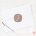 エレガント自然Neutral Script Monogram結婚の ラウンドシール<br><div class="desc">クラシックデザインと脚本フォントのモノグラムをフィーチャーしたエレガントなウェディングステッカー。</div>