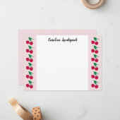 エレガント色彩の鮮やか赤さくらんぼモノグラムの ノートカード (正面/裏面インサイチュ)