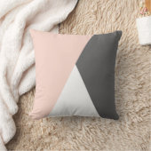 エレガント赤面ピンクとグレーの幾何三角形 クッション (ブランケット)