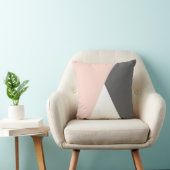 エレガント赤面ピンクとグレーの幾何三角形 クッション (椅子)