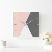 エレガント赤面ピンクとグレーの幾何三角形 スクエア壁時計 (ホーム)