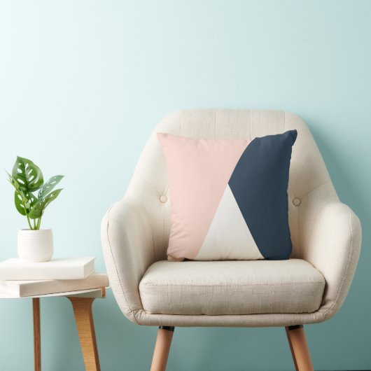 エレガント赤面ピンクとネイビーブルーの幾何三角形 クッション (椅子)