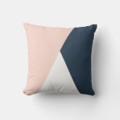 エレガント赤面ピンクとネイビーブルーの幾何三角形 クッション (正面)