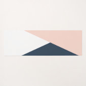 エレガント赤面ピンクとネイビーブルーの幾何三角形 ヨガマット (裏面(横))