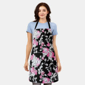 エレガント赤面ピンク白ブラック花柄 エプロン (着用した状態)