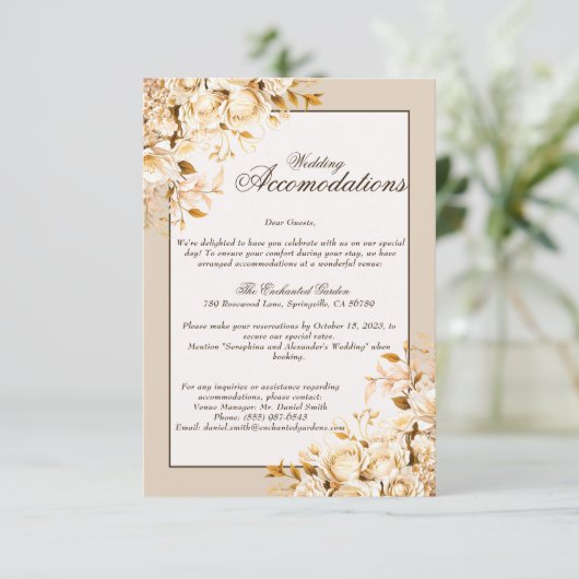 エレガント金ゴールドおよびアイボリーフローラ結婚の宿泊施設 エンクロージャーカード (スタンド正面)