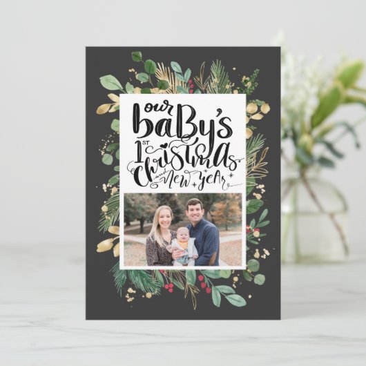 エレガント金ゴールドの葉の緑のベビー初めてのクリスマス シーズンカード (スタンド正面)