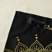 エレガント金ゴールドオンソフトブラックフローラヘナマンダラ ビーチタオル (インサイチュ)