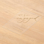 エレガント金ゴールドスクリプト私たちは婚約した婚約パーティ アクリル招待状 (レイダウン)