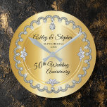エレガント金ゴールドダイヤ50結婚周年記念 ラウンド壁時計<br><div class="desc">華やかなエレガンス結婚は、金ゴールドトーンのグラディエントにスパークを追加しユニークたセンターティアドロップダイヤモンドを含む鱗片状のダイヤモンドデザインでフェイク、この記念日のデザインをフレームする。全ての装飾は印刷され、フラットで印刷された実在デザインにのみ可能な限り表示される。これには、金属のルックグラディエントおよび/または宝石が含まれる。オリジナルデザイン別休日ハートデザイン（権利予約）。ご質問があるもしか、デザインに関するサポートが必要な場合は、お問い合わせいただくか、info@holidayheartsdesigns.comまで直接メールでお問い合わせください。可能な限りサポートさせていただきます。生産、出荷および配送に関するお問い合わせは、Zazzleカスタマ連絡ー・サービスに直接。休日のハートのデザインは、Zazzleで10年以上の経験を持つプロフェッショナルデザインスタジオで、多くの満足したカスタマーレビューを持っているので、あなたが私たちと購入するとき、すべての詳細に最大限の注意を払って私たちの顧客が期待するプロフェッショナル品質を作成している。</div>