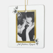 エレガント金ゴールドバラ初めてのクリスマス結婚した写真 セラミックオーナメント (左)