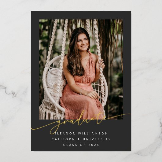 エレガント金ゴールドブラックスクリプトオーバーレイ写真卒業 箔招待状 (正面)
