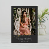 エレガント金ゴールドブラックスクリプトオーバーレイ写真卒業 箔招待状 (立ち正面)