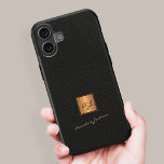 エレガント金ゴールドモノグラムのスクリプト名ブラックレザー iPhone 16ケース<br><div class="desc">トレンディーの独占的豪華な探しiPhoneのケースモノグラムのは、上品な黒いレザーのルックフェイクングの上に金ゴールドの正方形を備えスタイリッシュて(印刷さ実在れ、NOT LEATHER TEXTURE)。           白いスクリプトの署名名とモノグラム名のイニシャルでパーソナライズする。</div>