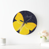 エレガント黄色い蝶の黒いダマスク追加名 ラージ壁時計 (ホーム)