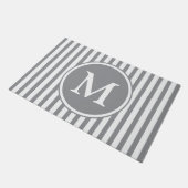 エレガント グレー ストライプ モノグラム ドアマット (アングル)