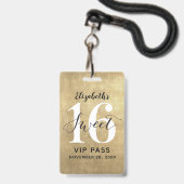 エレガント ゴールド スイート16 誕生日 VIP バッジ (正面（ネックストラップ付）)