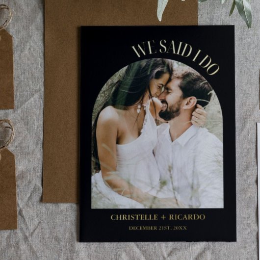 エレガント&シックなブラック&金ゴールドアーチエロペメント結婚ズ 箔招待状