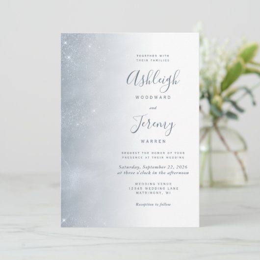 エレガント ダスティーブルー ソフトスパークル ウェディング招待状 招待状 (スタンド正面)