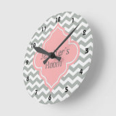 エレガント,トレンディー，グレモダンー，ピンクの山形 ラウンド壁時計 (傾斜)