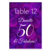 エレガント パープル 50 と ファビュラス バースデー パーティー ネーム テーブルナンバー (正面)